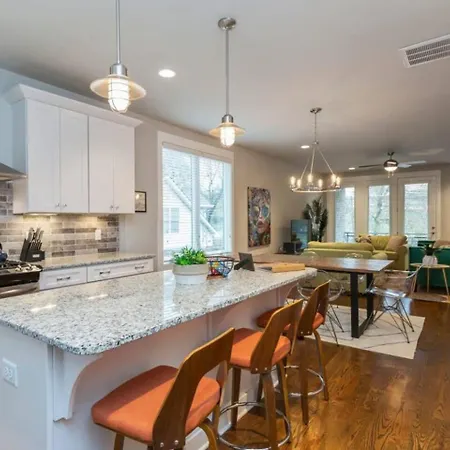 Prime Weho Location Plenty Of Space For Groups!